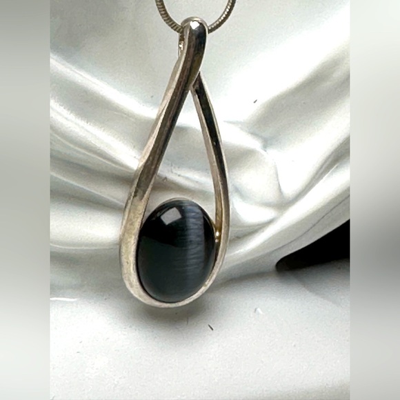 Necklace Cats Eye Black Pendant Silver Tone Modern Chain Included 5406 L - Picture 1 of 11